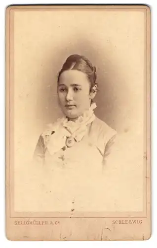 Fotografie Seligmüller & Co., Schleswig, Stadtweg 147, Junge Dame mit Hochsteckfrisur und Amulett