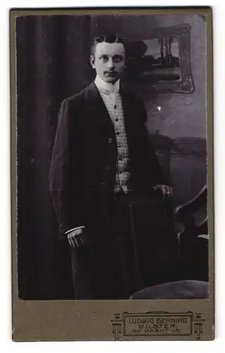 Fotografie Ludwig Behning, Wilster, Am Markt 15, Junger Herr im Anzug mit Krawatte