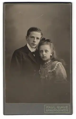 Fotografie Paul Glaue, Braunschweig, Altstadtmarkt 12, Junge und Mädchen in hübscher Kleidung