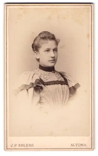 Fotografie J. P. Ehlers, Altona, Königstr. 220, Junge Dame im hübschen Kleid