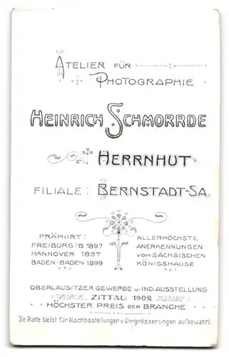 Fotografie Heinrich Schmorrde, Herrnhut, Junge Dame im taillierten schwarzen Kleid mit einem Buch in der Hand