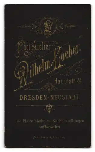 Fotografie W. Loeber, Dresden N., Hauptstr. 23, Bürgerliche Dame mit adretter Frisur, emaillierter Brosche und Medaillon