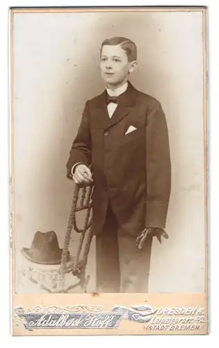 Fotografie Adalbert Hoff, Dresden N., Leipzigerstr. 42, Jugendlicher Knabe im Anzug mit Ring am Finger und Fliege