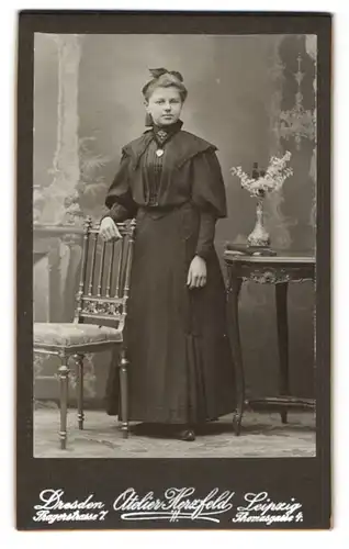 Fotografie Atelier Herzfeld, Dresden, Pragerstrasse 7, Junge Frau im eleganten schwarzen Kleid mit Schleife im Haar