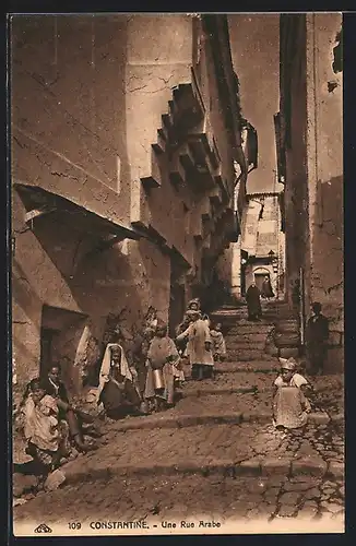 AK Constantine, Une rue Arabe, Gasse mit Treppenaufgang