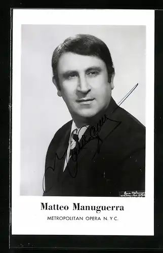 AK Opernsänger Matteo Manuguerra im Anzug, mit original Autograph