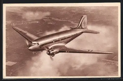 AK Flugzeug Douglas DC 3 der Air France über den Wolken