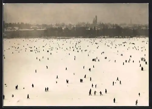 AK Zürich, Seegförni 1963 mit Eisläufern, Eisstoss