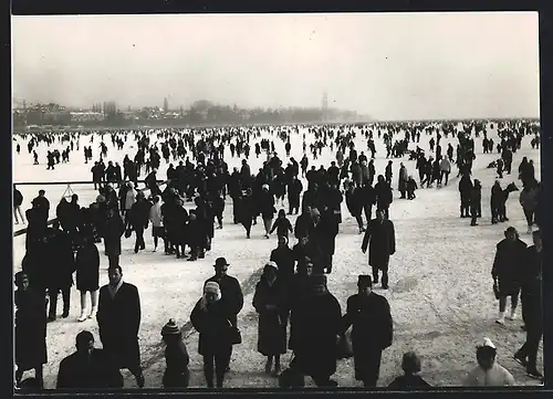 AK Zürich, Zürichsee-Gfrörni 1963, Menschen auf dem zugefrorenen See