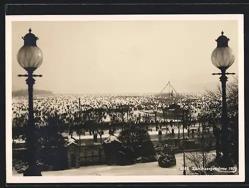 AK Zürich, Zürichseegefrörne im Jahr 1929, Menschenmenge auf dem zugefrorenen See