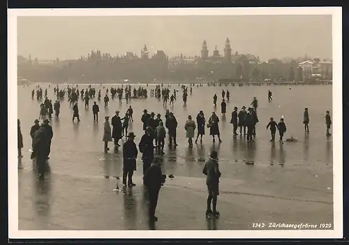AK Zürich, Zürichseegefrörne im Jahr 1929, Spaziergänger auf dem Eis vor Stadtkulisse