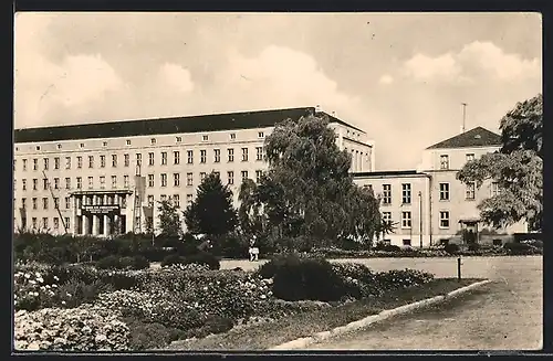 AK Erfurt, Bezirksdirektion der Deutschen Post mit Parkanlage