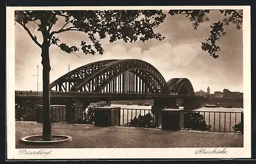 AK Düsseldorf, Rheinbrücke, vom Ufer gesehen