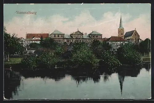 AK Hammelburg, Blick übers Wasser auf den Ort mit Kirchturm