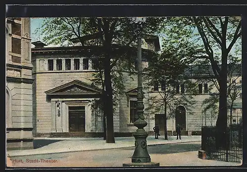 AK Erfurt, Polizisten in Uniform vor dem Stadt-Theater