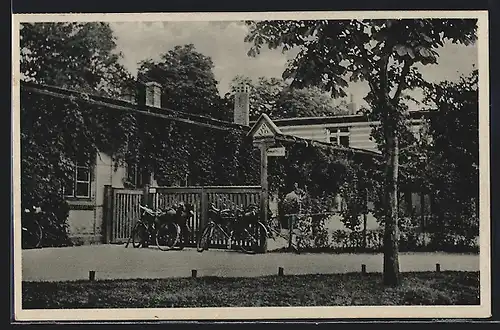 AK Erfurt, Jugendherberge, Strassenansicht mit Eingangstor, Bepackte Fahrräder