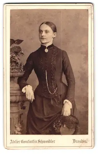 Fotografie Constantin Schwendler, Dresden, Sophieenstrasse 5, Bürgerliche Dame im taillerten schwarzen Kleid