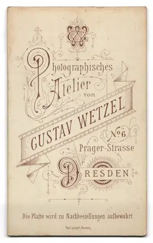 Fotografie Gustav Wetzel, Dresden, Prager-Strasse, Junger Mann mit melancholischem Blick und kariertem Hemd