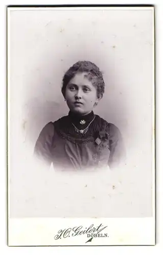 Fotografie J. O. Geilert, Döbeln, Schiesshaus-Strasse, Jugendliches Mädchen im schwarzen Kleid mit filigraner Kette