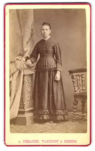 Fotografie A. Schrauber, Rumburg, Klostergasse 6, Junge Dame mit hochgestecktem Haar im schwarzen taillierten Kleid