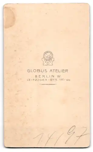 Fotografie Globus Atelier, Berlin W., Leipziger Str. 132 /135, Älterer Herr mit grauem Mittelscheitel und Vollbart