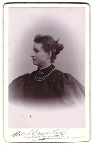 Fotografie Reinhard Ernst, Zittau, Milchstr. 7, Junge Dame im Seitenportrait mit Perlenbrosche und doppelter Perlenkette