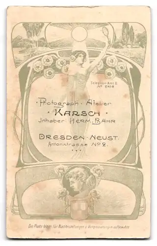 Fotografie Atelier Karsch, Dresden N., Antonstr. 2, Juneg Dame im hellen Kleid mit schwarzem Revers, mit Kreuzbrosche