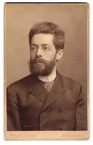 Fotografie Gottheil & Sohn, Königsberg i. P., Münzstrasse 6, Junger Mann mit Vollbart und einer Brille im Sakko