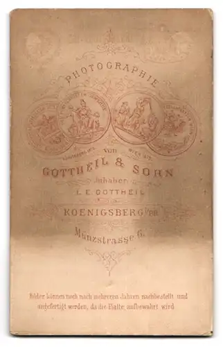 Fotografie Gottheil & Sohn, Königsberg i. P., Münzstrasse 6, Junger Mann mit Vollbart und einer Brille im Sakko