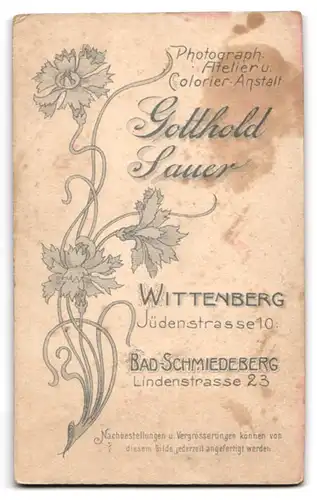 Fotografie G. Sauer, Wittenberg, Jüdenstrasse 10, Kleindkind im weissen Kleid mit schwarzem Haar und erstauntem Blick