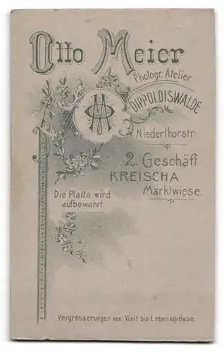 Fotografie Otto Meier, Dippoldiswalde, Niederthorstr., Jugendliches Mädchen im Kleid mit verzierter Schulterpartie