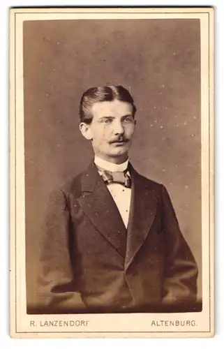 Fotografie R. Lanzendorf, Altenburg, Bernhardt-Str. 5, Bürgerlicher Herr mit adrettem Mittelscheitel und Schnurrbart