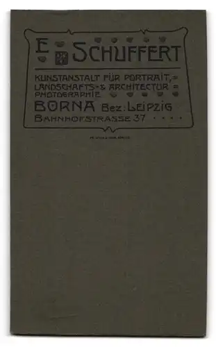 Fotografie E. Schuffert, Leipzig-Borna, Bahnhofstrasse 37, Kleinkind mit einem längsgestreiften Kleid auf einem Stuhl