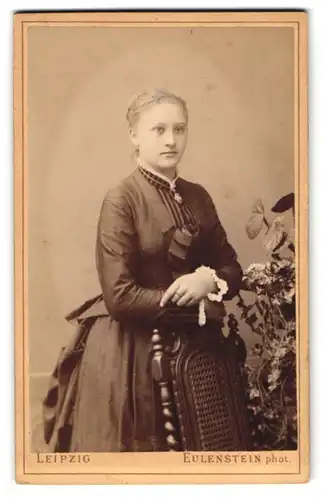 Fotografie Eulenstein, Leipzig, Tauchaer Strasse 6, Junge Dame mit schwarzem taillierten Kleid, mit einem Medaillon