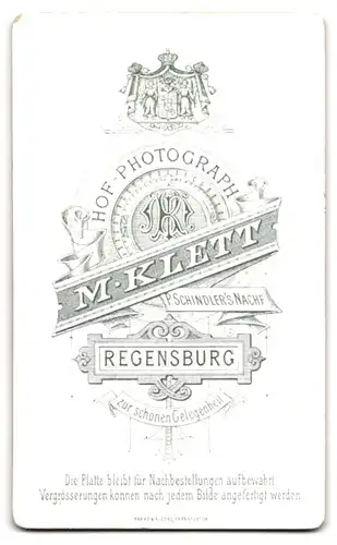 Fotografie M. Klett, Regensburg, Bürgerliche Dame im schwarzen Kleid mit filigran verziertem Revers und Zierbrosche