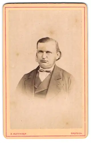 Fotografie A. Matthaey, Bautzen, Untersetzter bürgerlicher Herr mit einem Seitenscheitel und feiner Fliege