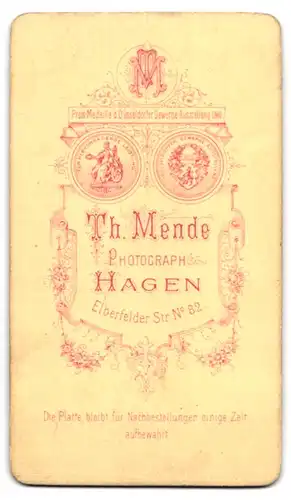 Fotografie Th. Mende, Hagen, Elberfelder Str. 82, Jugendlicher Knabe mit prägnantem Mittelscheitel und stoischem Blick