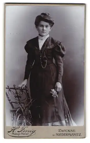 Fotografie H. Imig, Zwickau, Hauptmarkt 15, Junge Dame mit überbordend hochgestecktem Haar im eleganten Abendkleid