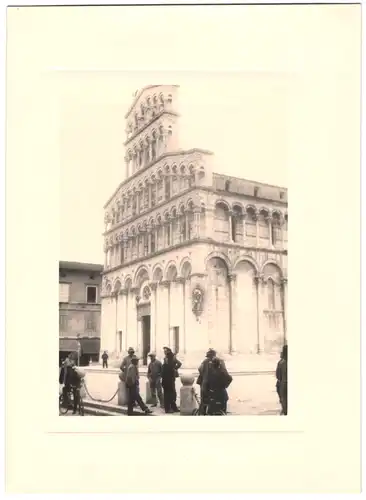 Fotografie unbekannter Fotograf, Ansicht Lucca, Einwohner an der San Michele in Foro, 1930