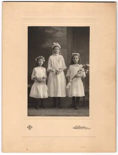 Fotografie A. Lamers, Düsseldorf, drei niedliche kleine Mädchen zur Erstkommunion mit Blumengesteck im Haar