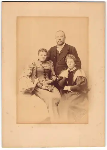 Fotografie Franz Werner, München, Schwanthalerstr. 1, Familienportrait mit junger blonder Tochter, Trockenstempel, 1896