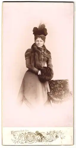 Fotografie C. Born, Kamenz, Ost-Str., wohlhabende Dame im Winterkleid mit Muff und Schleier, Nerz Schal