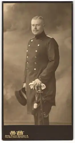 Fotografie Otto Mayer, Dresden, Pragerstr. 38, Offizier in Uniform mit Säbel und Portepee