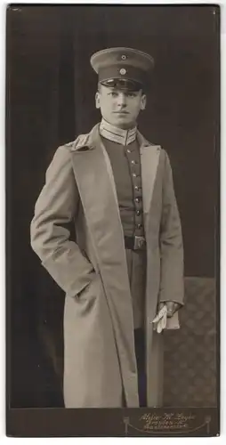 Fotografie M. Leyde, Dresden, junger Einjährig-Freiwilliger Soldat in Garde Uniform mit Mantel