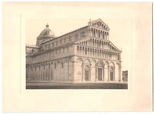 Fotografie unbekannter Fotograf, Ansicht Lucca, Blick auf den Dom Santa Maria Assunta, 1930