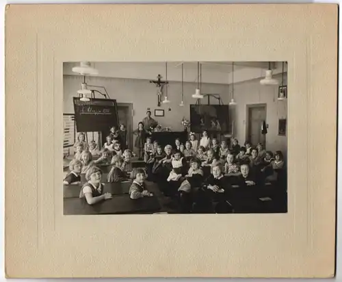 Fotografie Alois Gumberger sen., München, Blick in eine christliche 2. Schulklasse einer Mädchenschule, Kruzifix, 1931