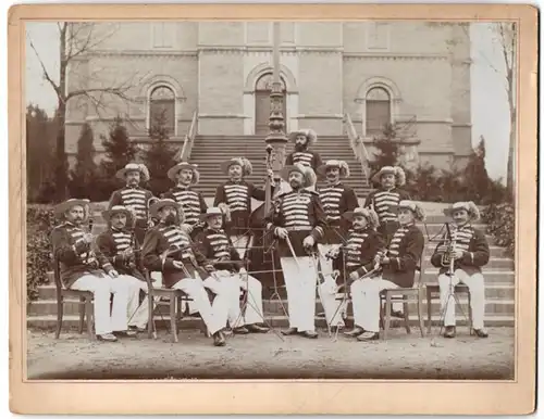 Fotografie unbekannter Fotograf und Ort, Herren Ochester mit Kraniette, Kontrabass, Streichern und Trompete