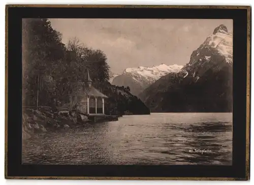 Fotografie Lichtdruck unbekannter Fotograf, Ansicht Sisikon, Blick auf die Tellskapelle am Ufer des Vierwaldstättersees