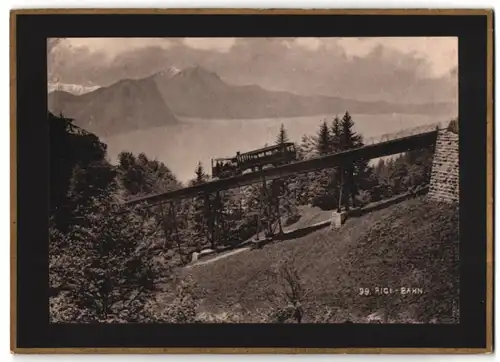 Fotografie Lichtdruck unbekannter Fotograf und Ort, Blick auf die Rigi Bahn mit Blick zum Pilatus