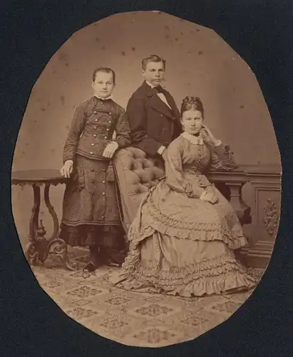 Fotografie E. Schröter, Meissen, sächsischer Mutter im Biedermeierkleid nebst ihren beiden Kindern
